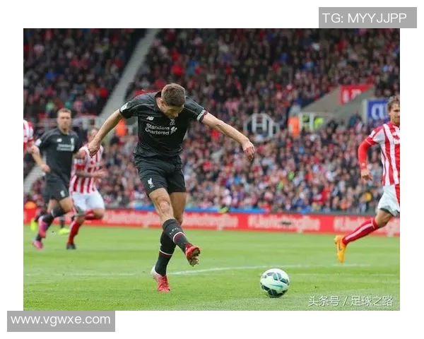 足球巨星挑战极限射门 技艺与力量的完美碰撞