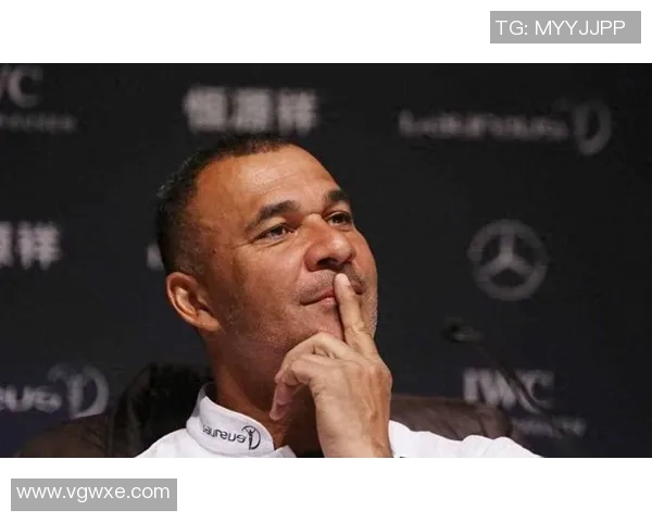 足球球星变身老爷爷挑战赛场 经典比赛场面引爆全场热议